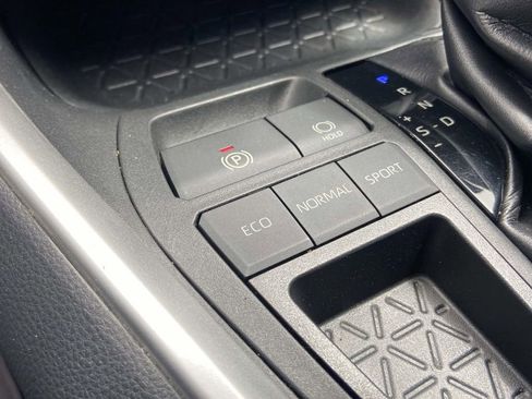 Used 2019 Toyota RAV4 LE FWD image 27