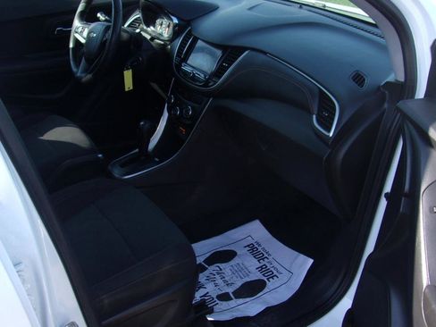 Used 2022 Chevrolet Trax LS w/ Tint and Cruise Package image 5