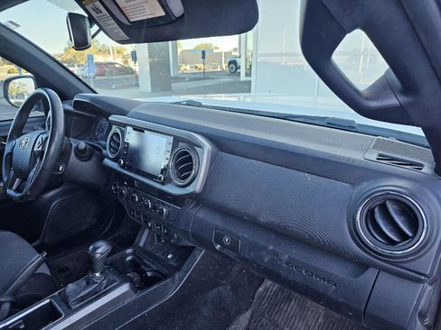 Used 2022 Toyota Tacoma TRD Off-Road image 15