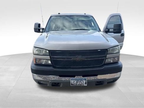 Used 2005 Chevrolet Silverado 2500 LT w/ Heavy-Duty Power Package AWD/4WD image 4