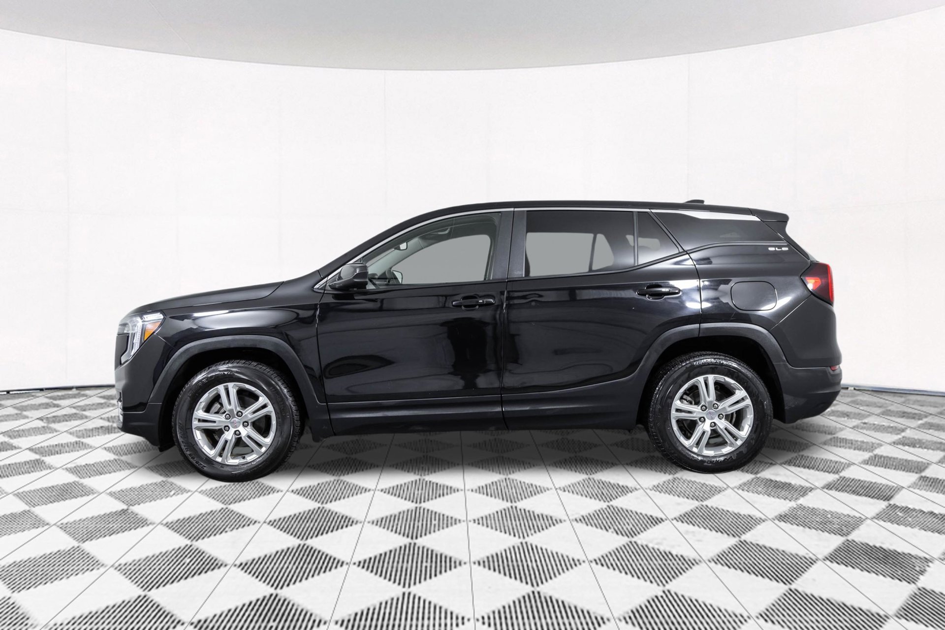 Used 2024 GMC Terrain SLE AWD/4WD image 13