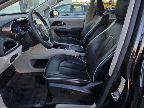Used 2023 Chrysler Pacifica Limited FWD image 17