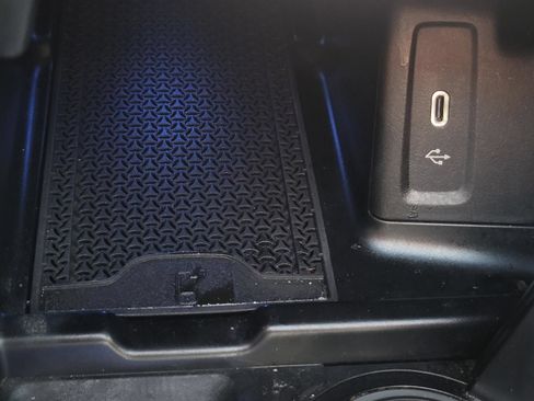 Used 2024 Mercedes-Benz GLC 300 4MATIC image 29