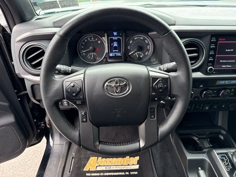 Used 2023 Toyota Tacoma TRD Off-Road w/ Technology Package AWD/4WD image 17