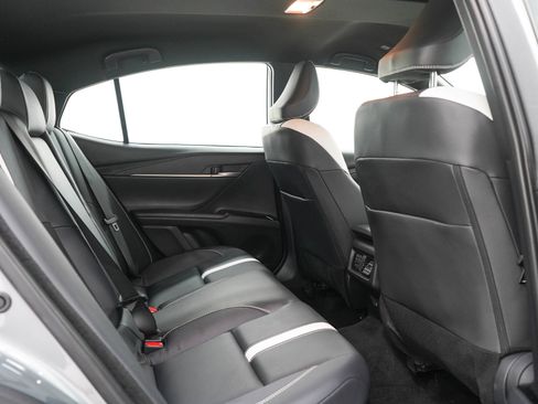 Used 2025 Toyota Camry SE FWD image 12