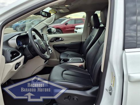 Used 2024 Chrysler Pacifica Select image 11