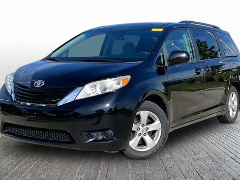 Used 2017 Toyota Sienna LE FWD image 3