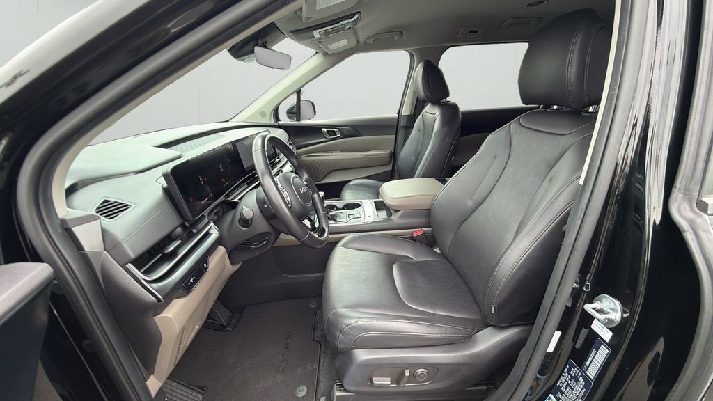 Used 2025 Kia Carnival FWD image 18