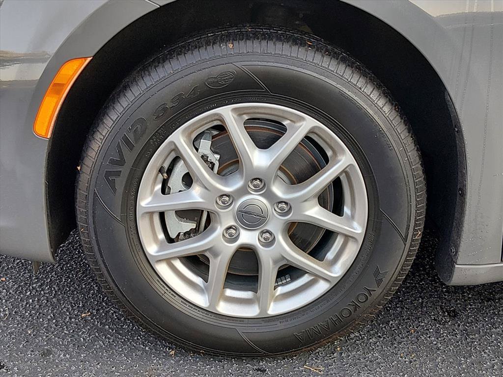 Used 2023 Chrysler Pacifica Touring-L FWD image 17