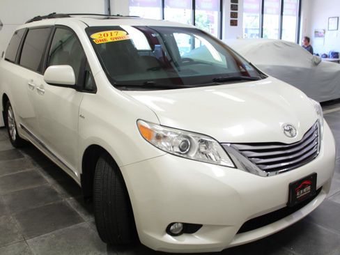 Used 2017 Toyota Sienna XLE w/ XLE Navigation Package AWD/4WD image 3
