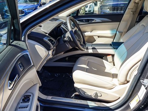 Used 2017 Lincoln MKZ Premiere image 2