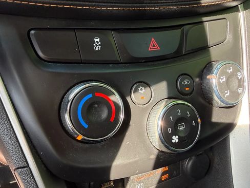 Used 2018 Chevrolet Trax LS AWD/4WD image 40