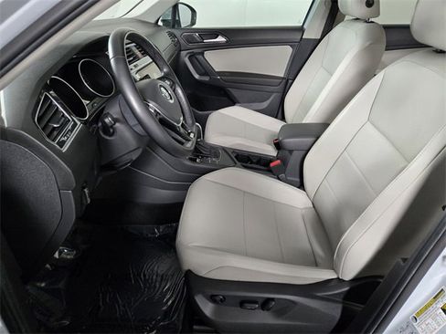 Used 2018 Volkswagen Tiguan SE w/ Panoramic Sunroof Package image 13