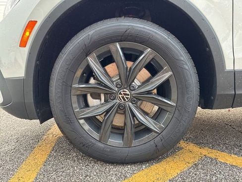 New 2024 Volkswagen Tiguan SE image 14