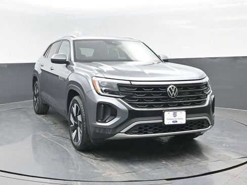 Used 2024 Volkswagen Atlas Cross Sport SE image 2