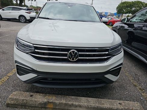 Used 2024 Volkswagen Tiguan SE w/ Panoramic Sunroof Package FWD image 2