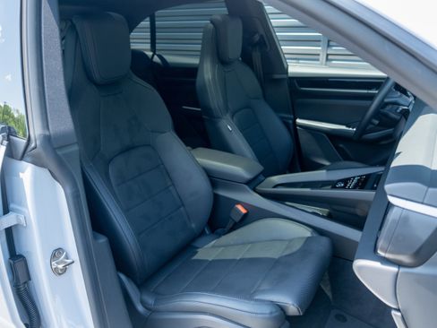 Used 2025 Porsche Macan Electric image 32