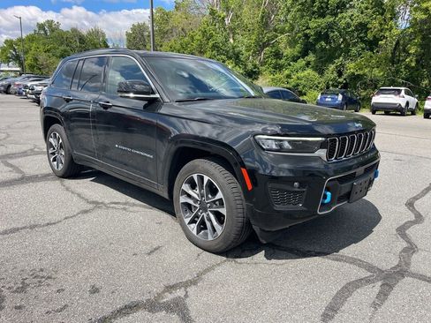 Used 2023 Jeep Grand Cherokee Overland w/ Luxury Tech Group IV AWD/4WD image 5