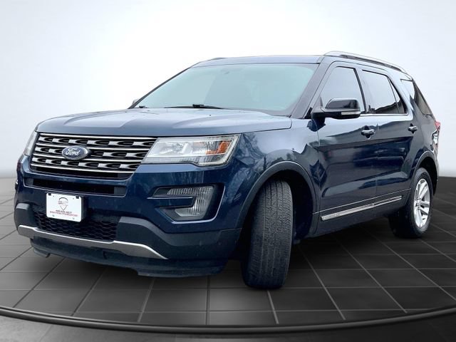 Used 2017 Ford Explorer XLT w/ XLT Technology Feature Bundle FWD image 4
