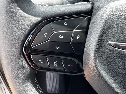 Used 2025 Chrysler Pacifica Limited FWD image 24