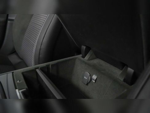 Certified 2025 Porsche Panamera 4 image 33