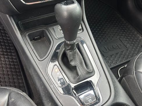 Used 2020 Jeep Cherokee Latitude Plus FWD image 12