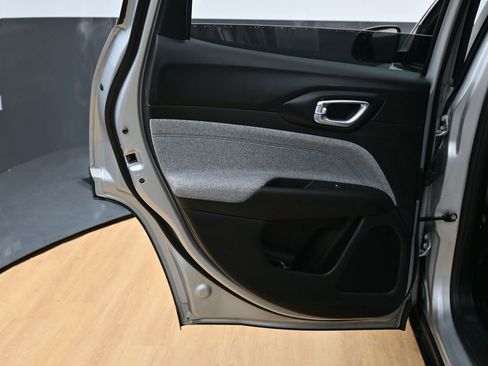 Used 2024 Jeep Compass Sport image 38