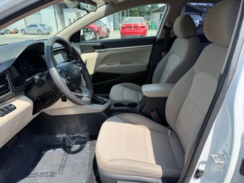 Used 2019 Hyundai Elantra SE FWD image 2