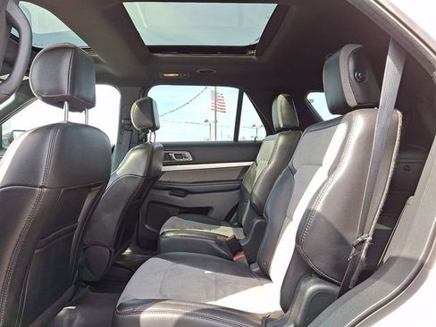 Used 2017 Ford Explorer XLT w/ Equipment Group 202A image 10