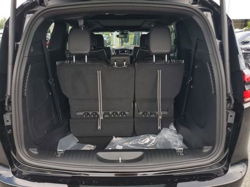 New 2027 Chrysler Pacifica Limited FWD image 9