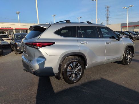 Used 2021 Toyota Highlander XLE AWD/4WD image 5