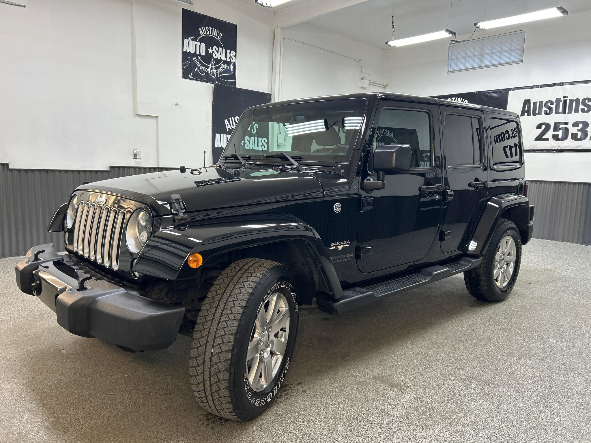Used 2016 Jeep Wrangler Unlimited Sahara w/ Dual Top Group AWD/4WD image 3