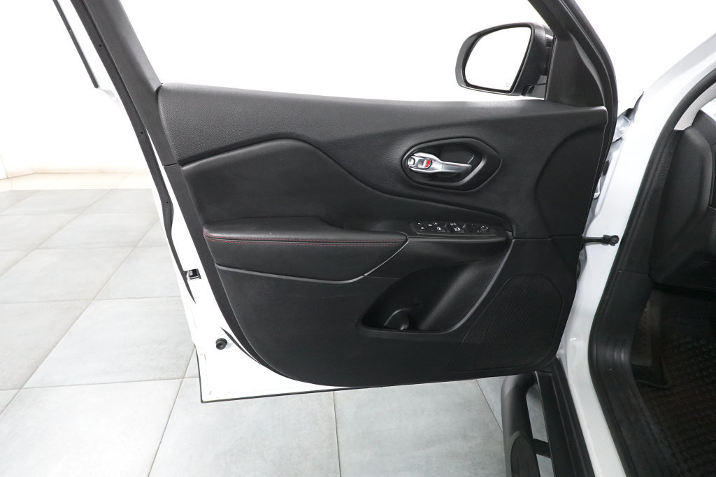 Used 2022 Jeep Cherokee Trailhawk AWD/4WD image 21