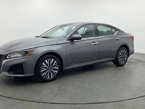 Used 2025 Nissan Altima 2.5 SV image 3
