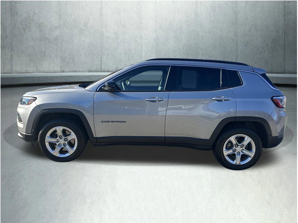 Used 2023 Jeep Compass Latitude w/ Sun and Sound Group AWD/4WD image 2