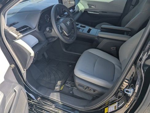 Used 2025 Toyota Sienna XLE image 9