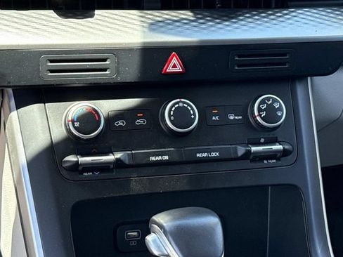 Used 2024 Kia Carnival LX FWD image 21