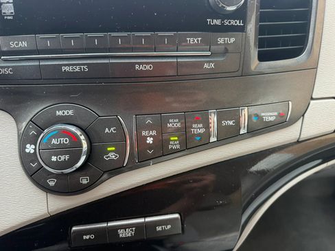Used 2014 Toyota Sienna LE FWD image 20
