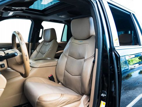 Used 2018 Cadillac Escalade Platinum RWD image 12
