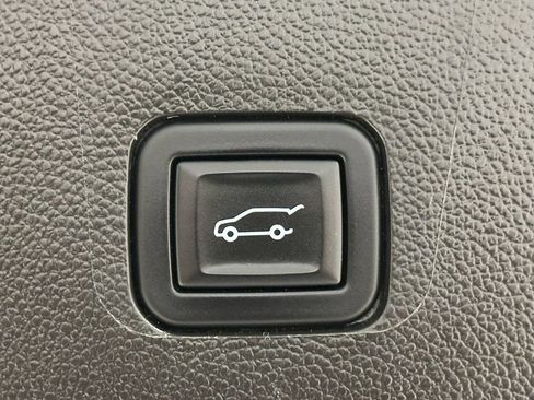Used 2023 Chevrolet Traverse RS AWD/4WD image 13