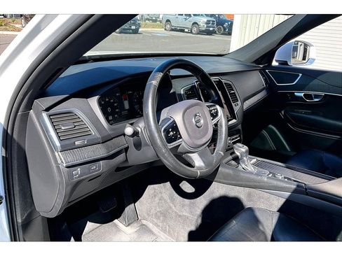 Used 2020 Volvo XC90 T5 Momentum image 14