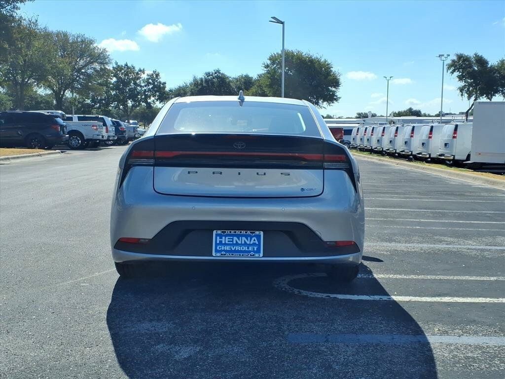 Used 2023 Toyota Prius LE FWD image 6