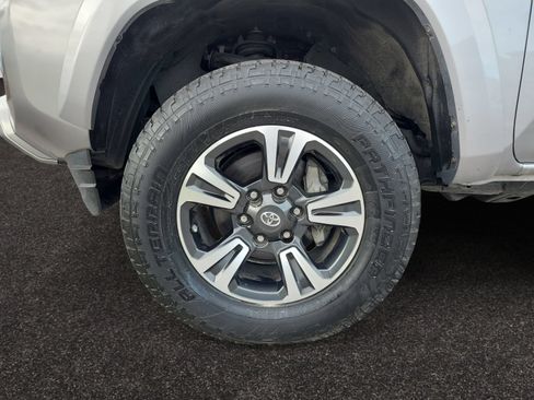 Used 2019 Toyota Tacoma TRD Sport AWD/4WD image 14