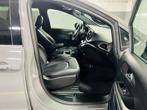 Used 2025 Chrysler Pacifica Select FWD image 33