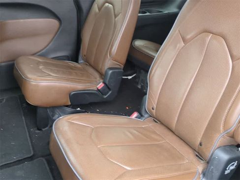 Used 2017 Chrysler Pacifica Limited image 18