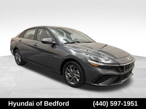 Used 2024 Hyundai Elantra SEL FWD image 3