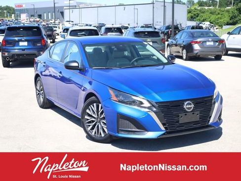 Used 2025 Nissan Altima 2.5 SV FWD image 1