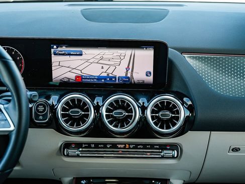 Certified 2025 Mercedes-Benz GLA 250 4MATIC image 8