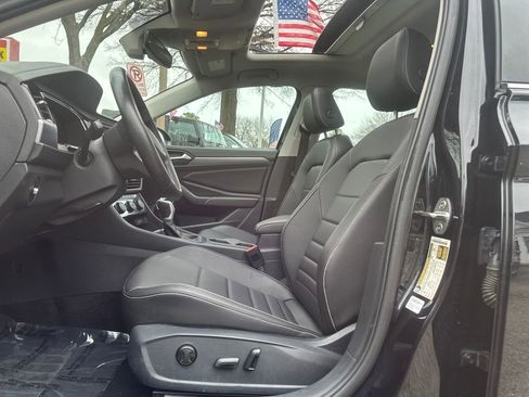 Used 2024 Volkswagen Jetta SE image 5