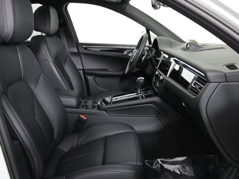 Certified 2025 Porsche Macan image 31